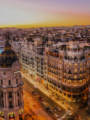 Imagem com uma vista panorâmica de cima sobre a cidade de Barcelona, apresentado seus prédios que formam quadrados com seus pátios no meio da estrutura, envoltos de fachadas clássicas e elegantes.